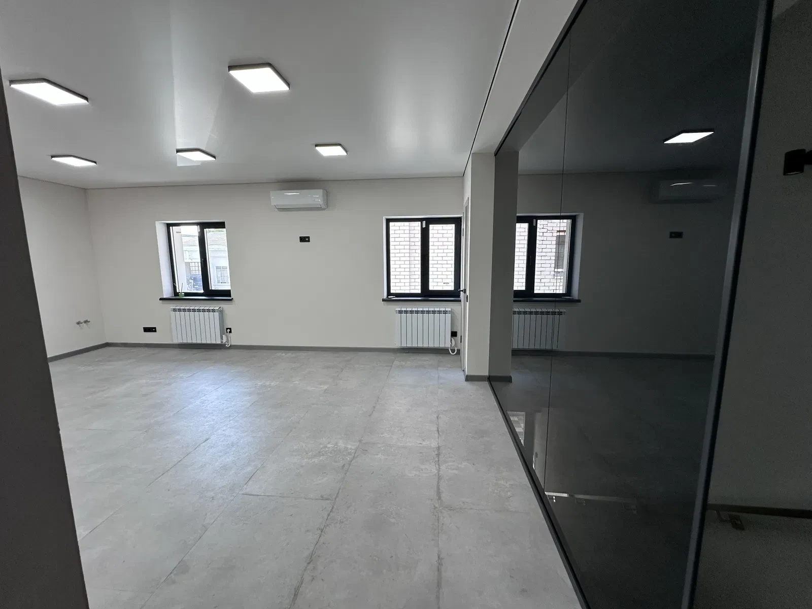 Приміщення, Подільський: центр міста, панорамні вікна, паркувальне місце - фото 4