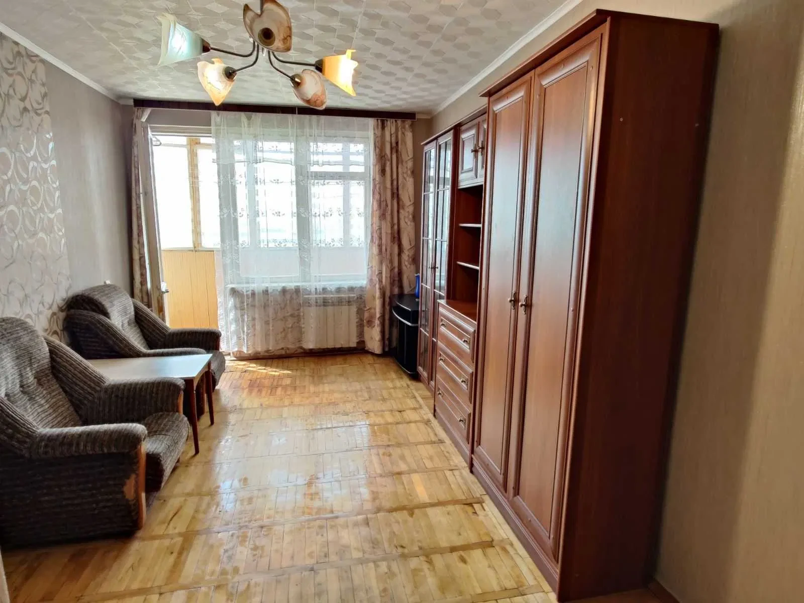 1-кімнатна квартира, Деснянський: до метро 10 хв, засклений балкон