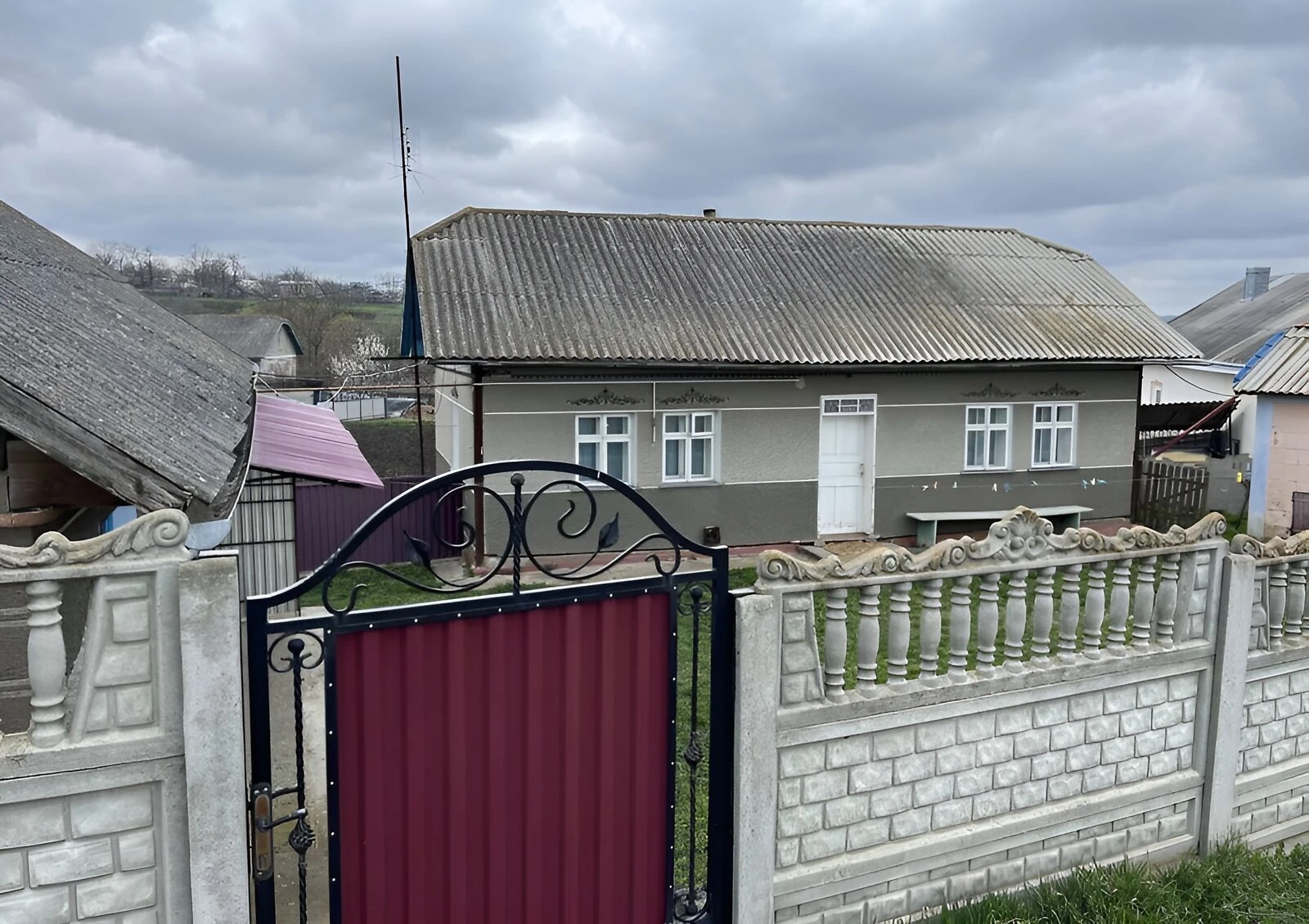 Дом, Иванковцы: кирпичный, сад и хозяйственные постройки - фото 1