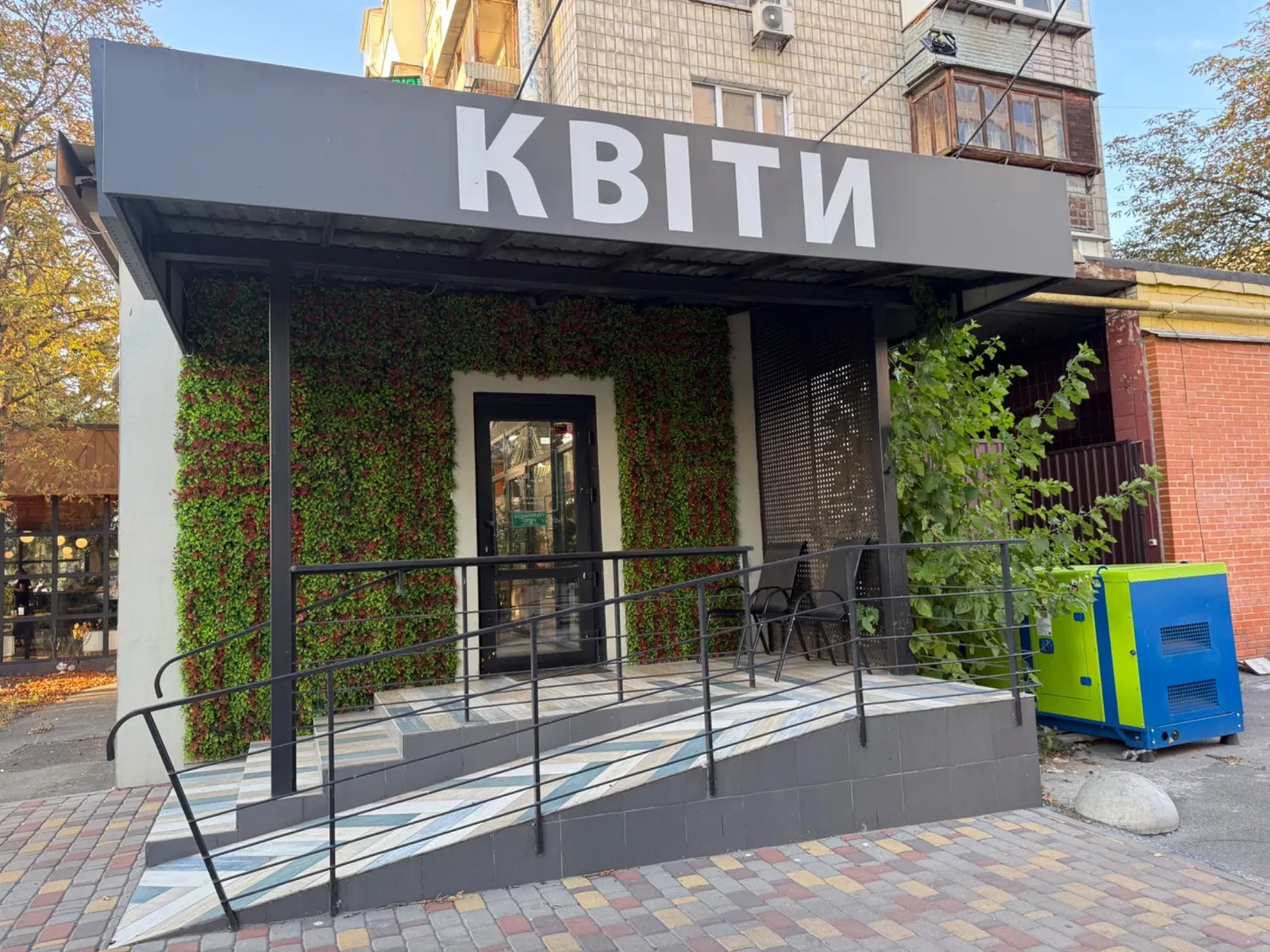 Магазин, Дніпровський: понад два роки роботи, вітринні вікна - фото 2