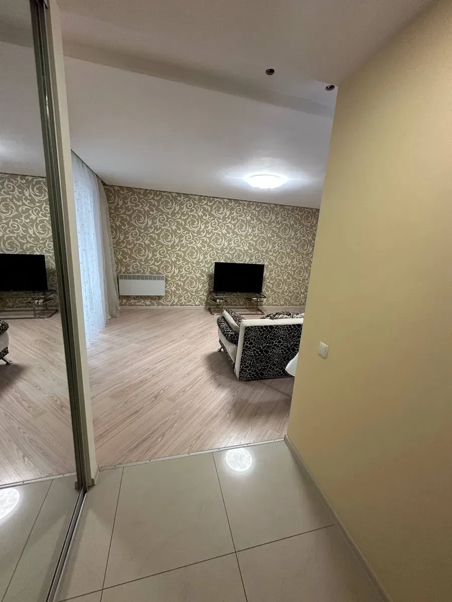 2-кімнатна квартира у ЖК Мост-Сити: євроремонт, кухня-вітальня - фото 2