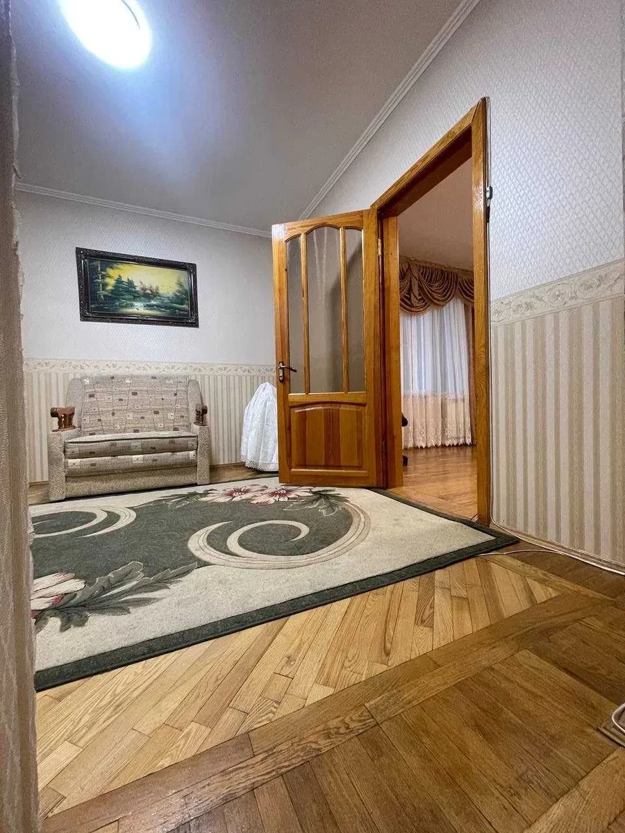 4-кімнатна квартира, Дарницький: кухня-студія, два балкони - фото 2