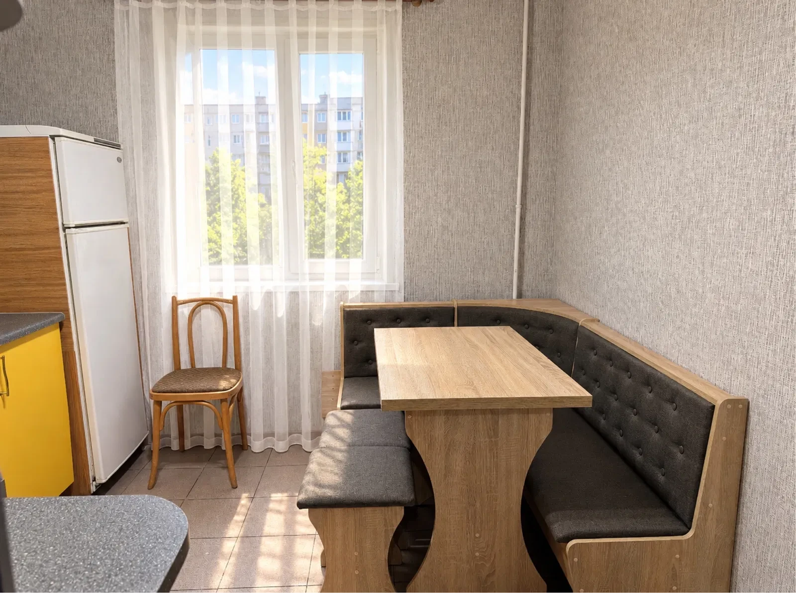 2-комнатная квартира, Деснянский: вид на лес и озеро, остановка в 50 м, фото 3