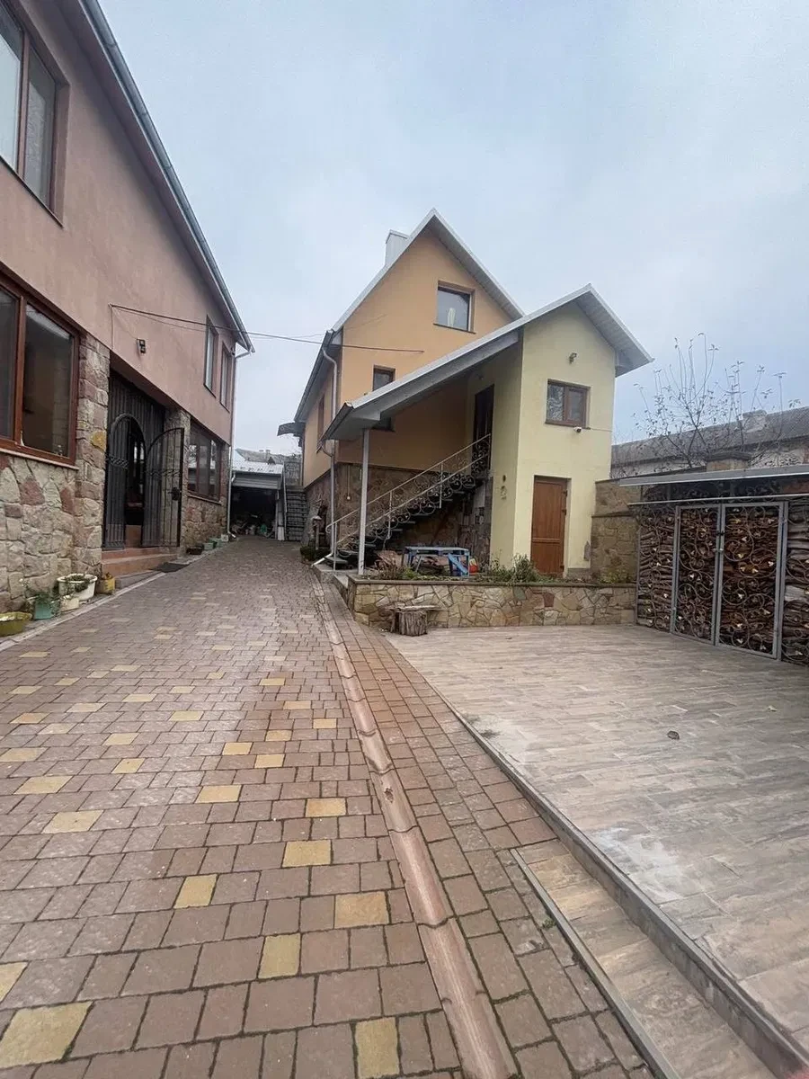 Котедж, Мишковичі: 4 спальні, камін, гостьовий будинок