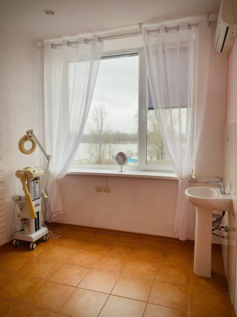Приміщення, Оболонський: 3 кабінети, вид на Дніпро, окремий туалет - фото 1