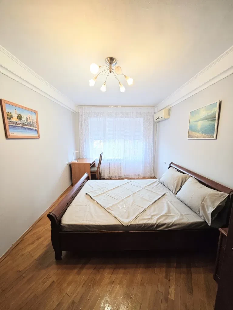 2-кімнатна квартира, Печерський: євроремонт, метро пішки, засклений балкон - фото 1
