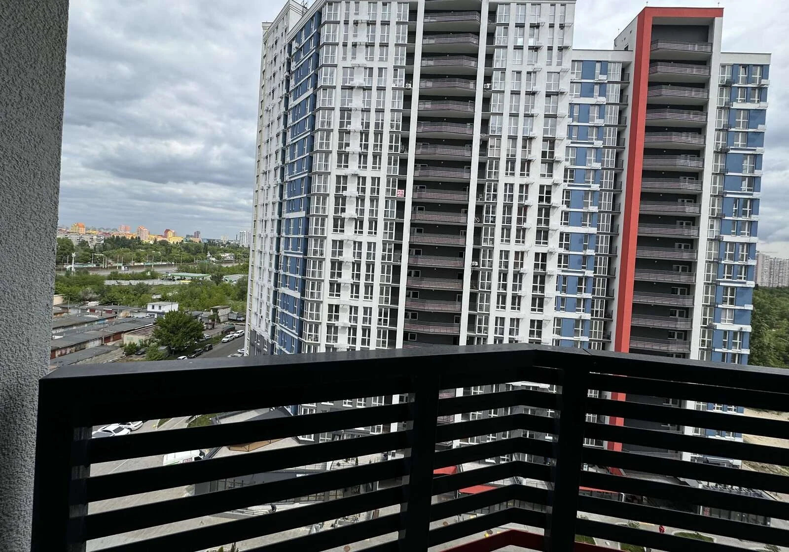 2-кімнатна квартира, Дарницький: кухня-студія, тераса, панорамні вікна - фото 1