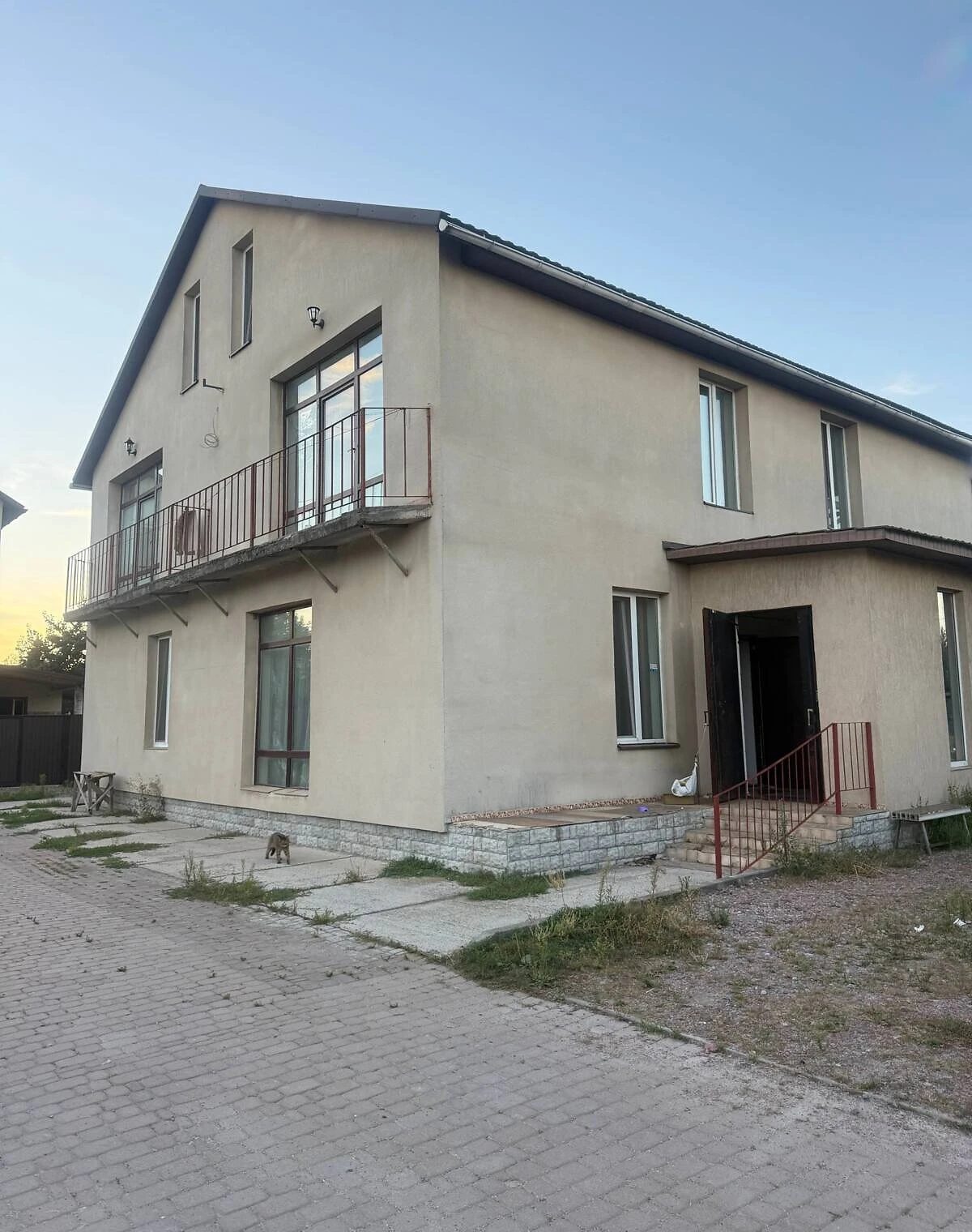 Будинок, Гатне: тераса, панорамні вікна, гараж із підвалом