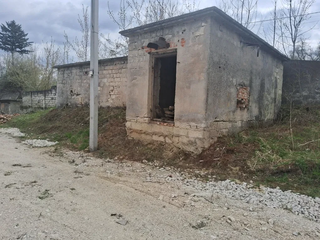 Приміщення, Залізці: будівля сушарки, поруч озеро та річка - фото 2