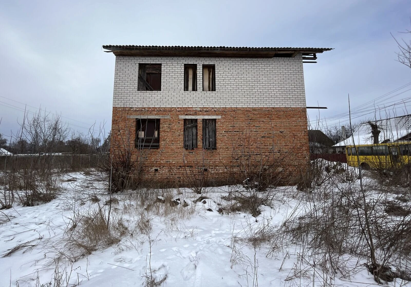 Будинок, Мена: цегляні стіни, 2 поверхи