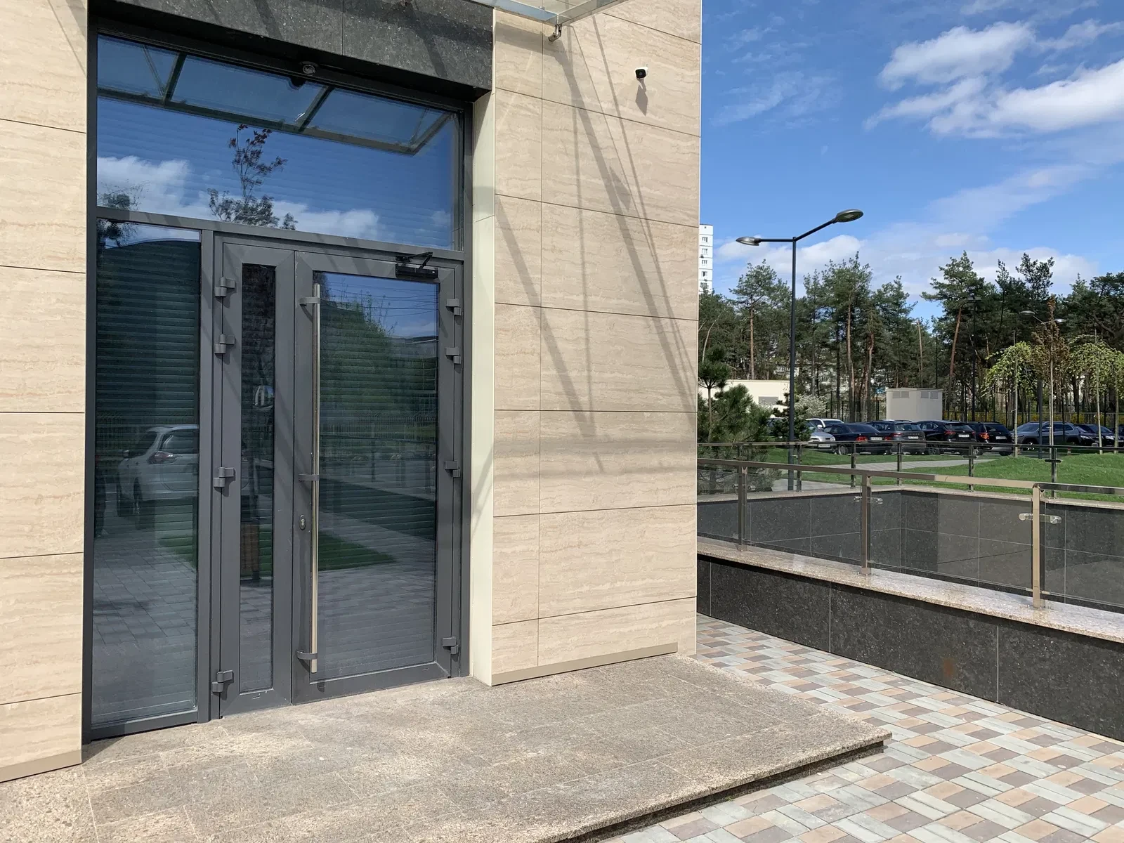 Магазин у ЖК Автограф: фасадне приміщення, панорамні вікна