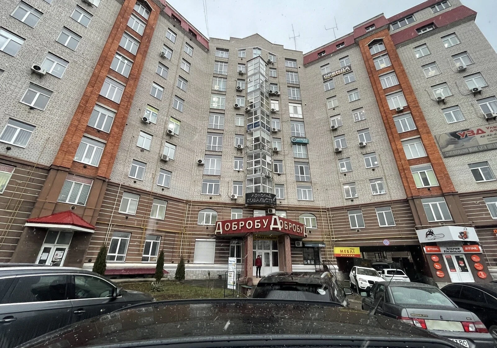 Офіс, вул. Микулинецька: закріплене паркомісце, охорона території