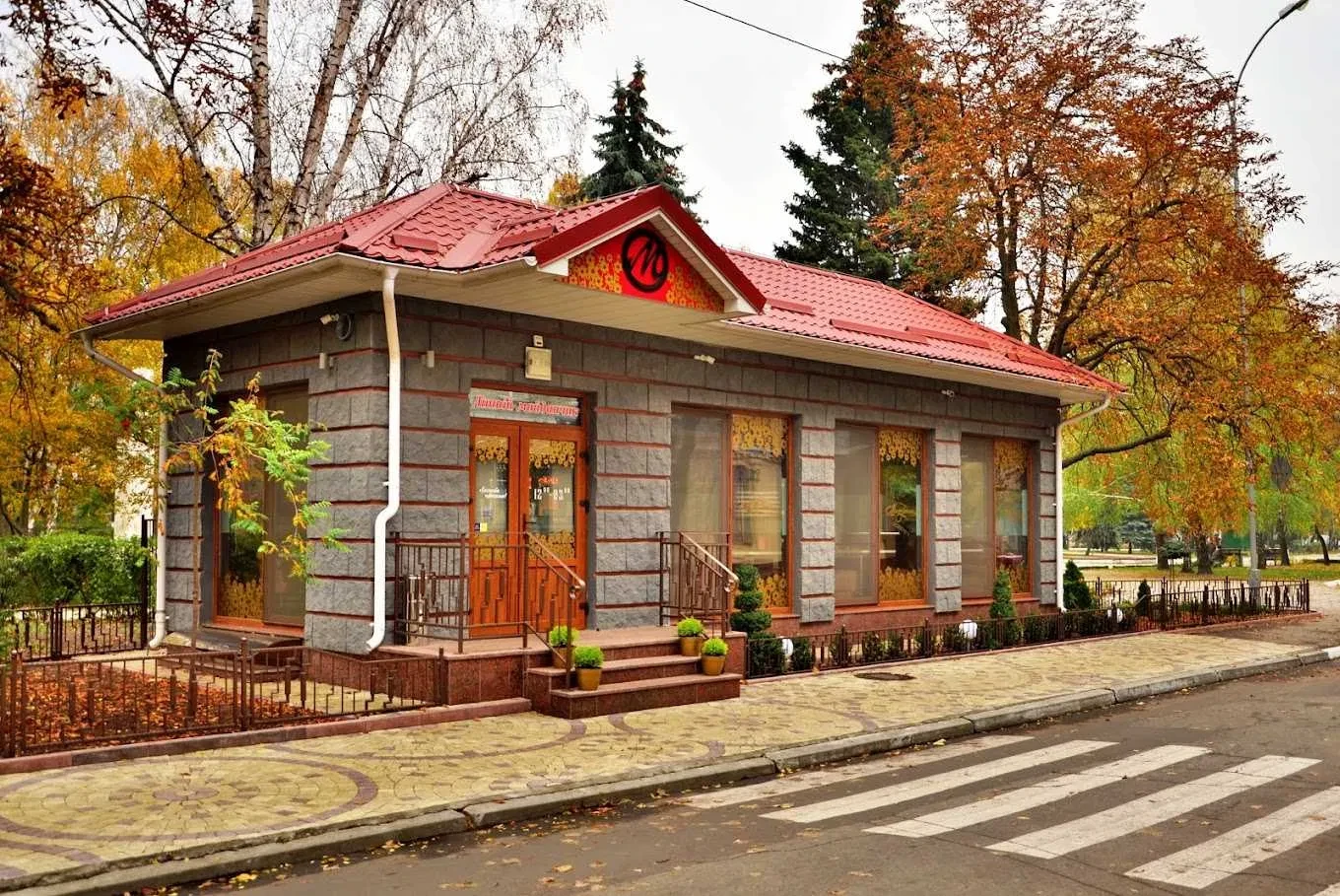 Кафе, Кременчуг: отдельное здание в парковой зоне - фото 1