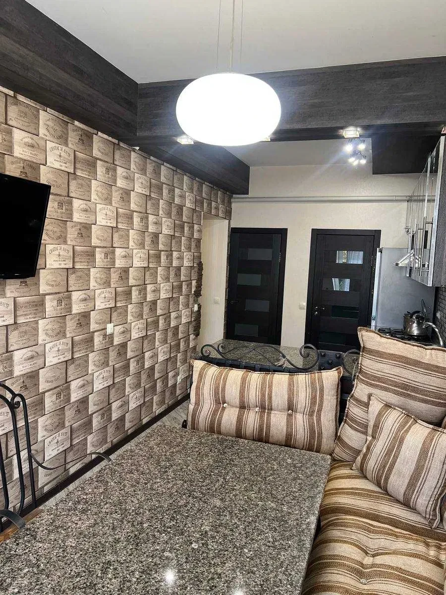 2-кімнатна квартира, Шевченківський: кухня-студія, метро 3 хвилини - фото 2