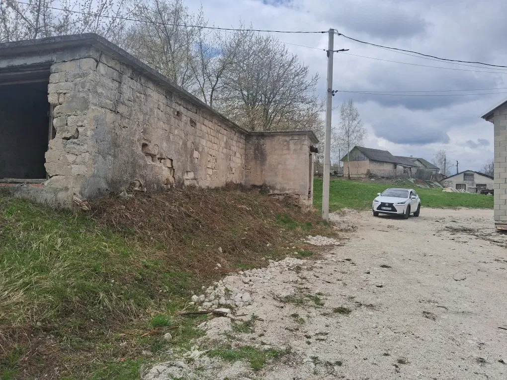 Приміщення, Залізці: будівля сушарки, поруч озеро та річка - фото 3