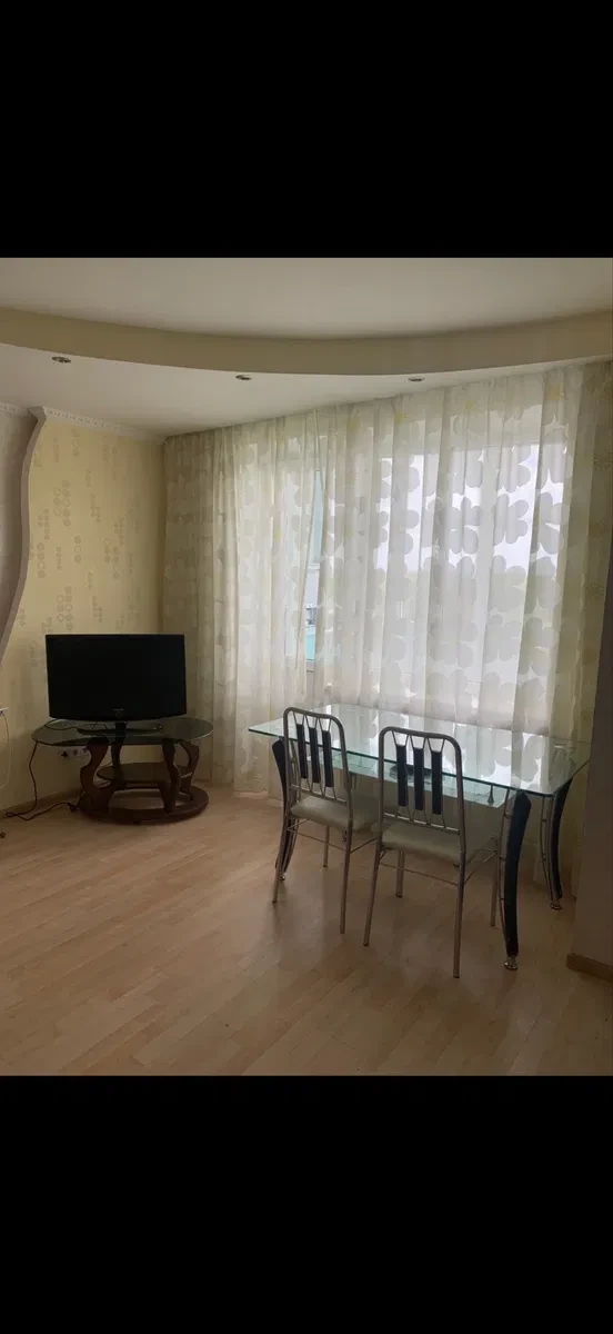 3-кімнатна квартира, Глухів: у центрі, повністю мебльована - фото 1