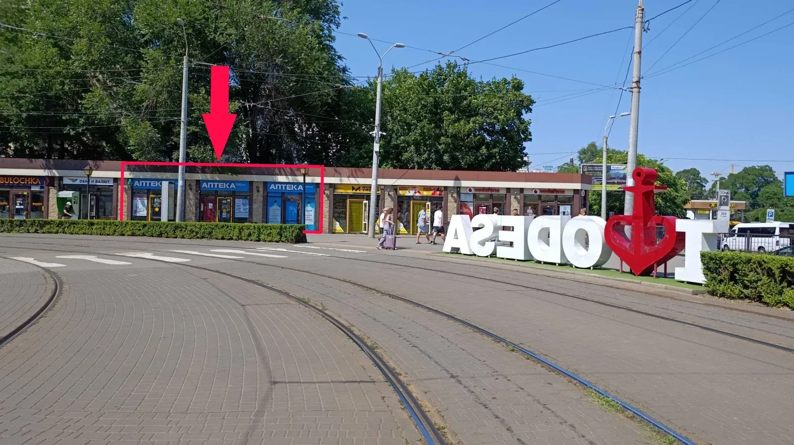 Магазин, Приморський: фасадне, між вокзалом і ринком Привоз