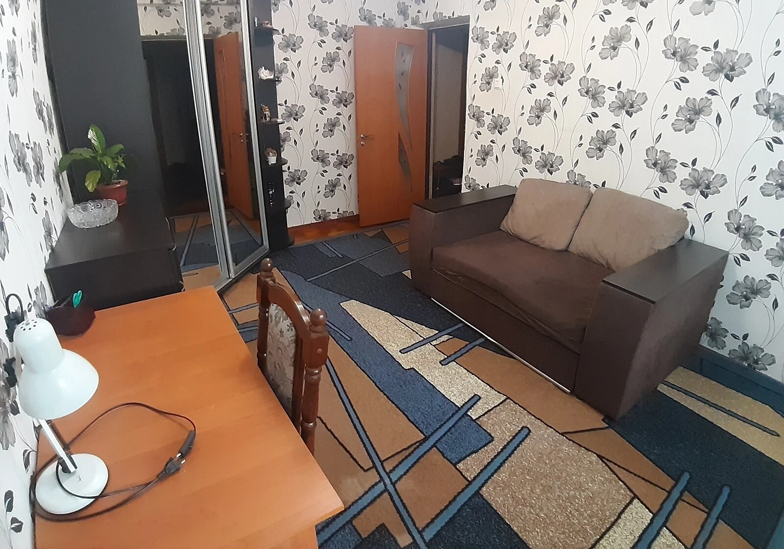 2-кімнатна квартира, Комунарський: торг, інтернет і вода без світла