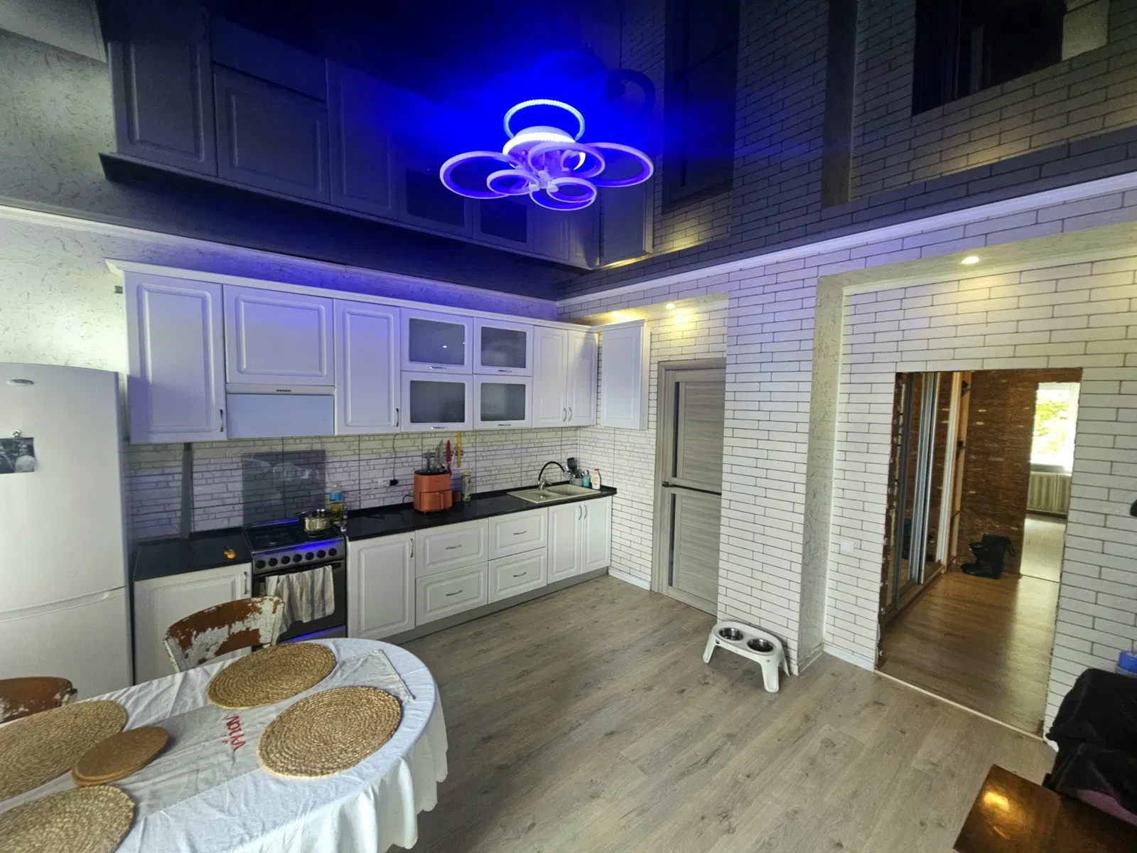3-комнатная квартира, Нововолынск: современный ремонт, высокие потолки