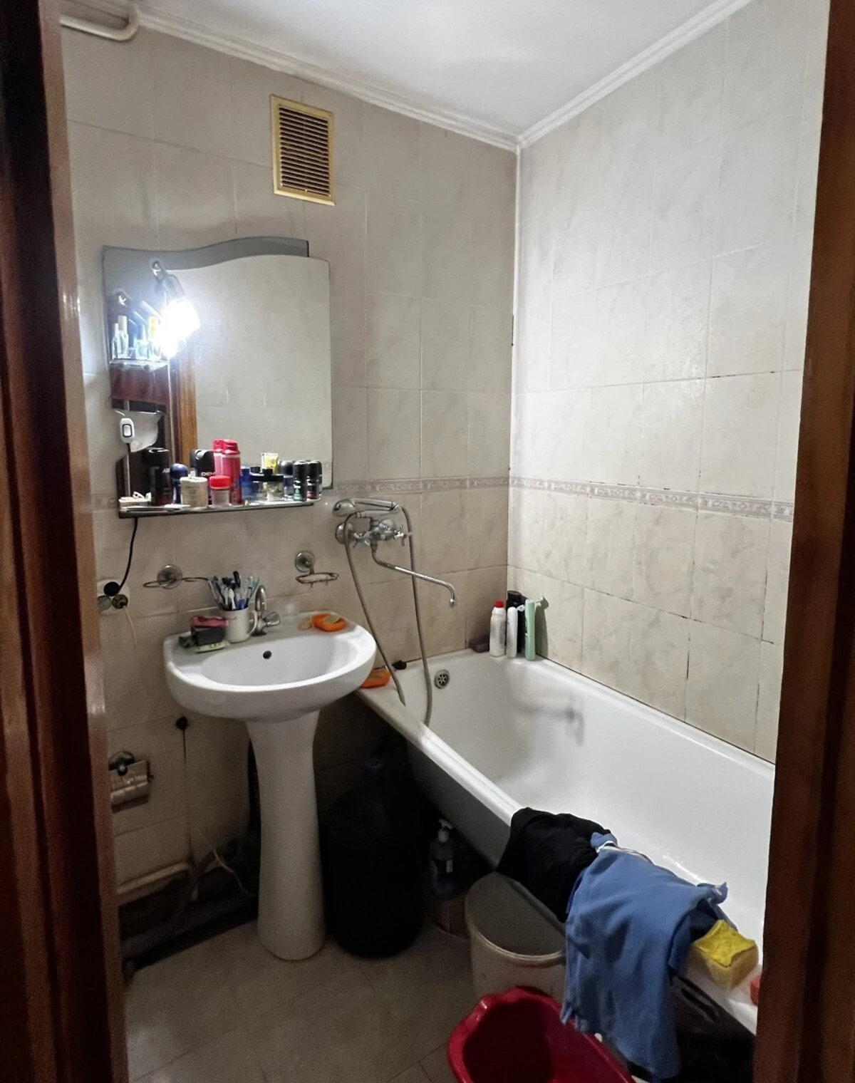 2-кімнатна квартира, Центр: укриття в будинку, вода і газ без світла