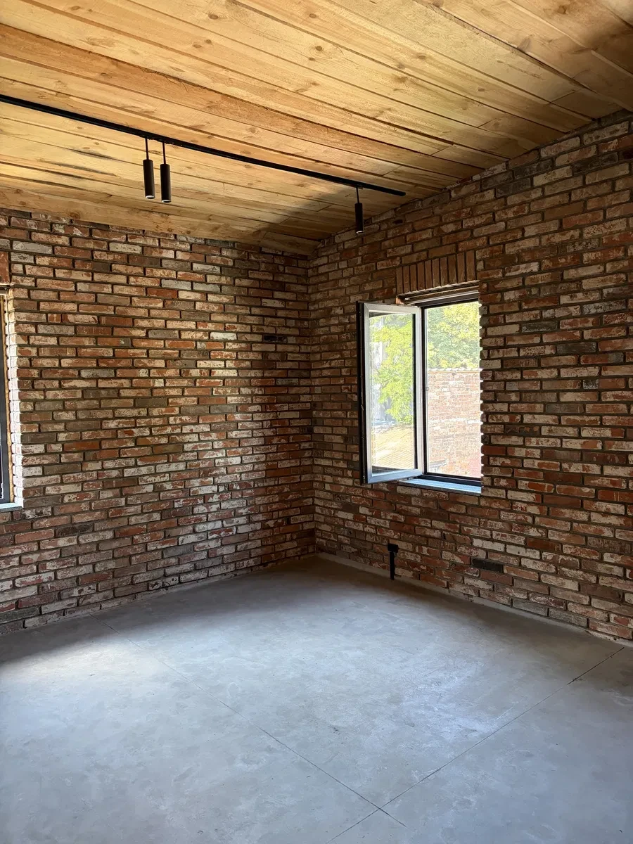 Приміщення у центрі: тераса 80 м², камін на дровах - фото 2