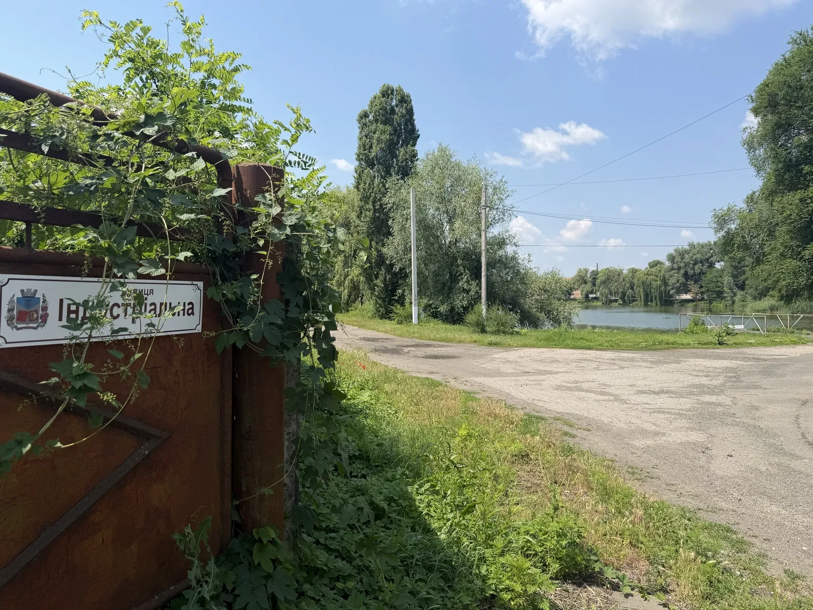 Участок 100 соток, Городище: водоем, бетонный забор - фото 2