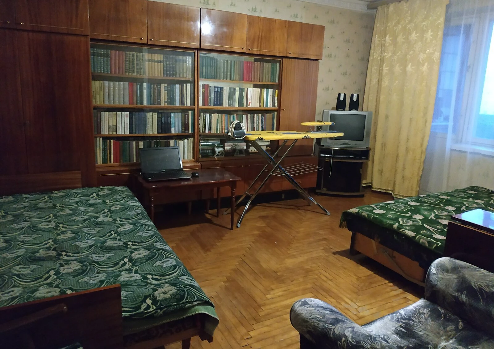 Комната, Борщаговка: газ и вода без света, две кровати, фото 4