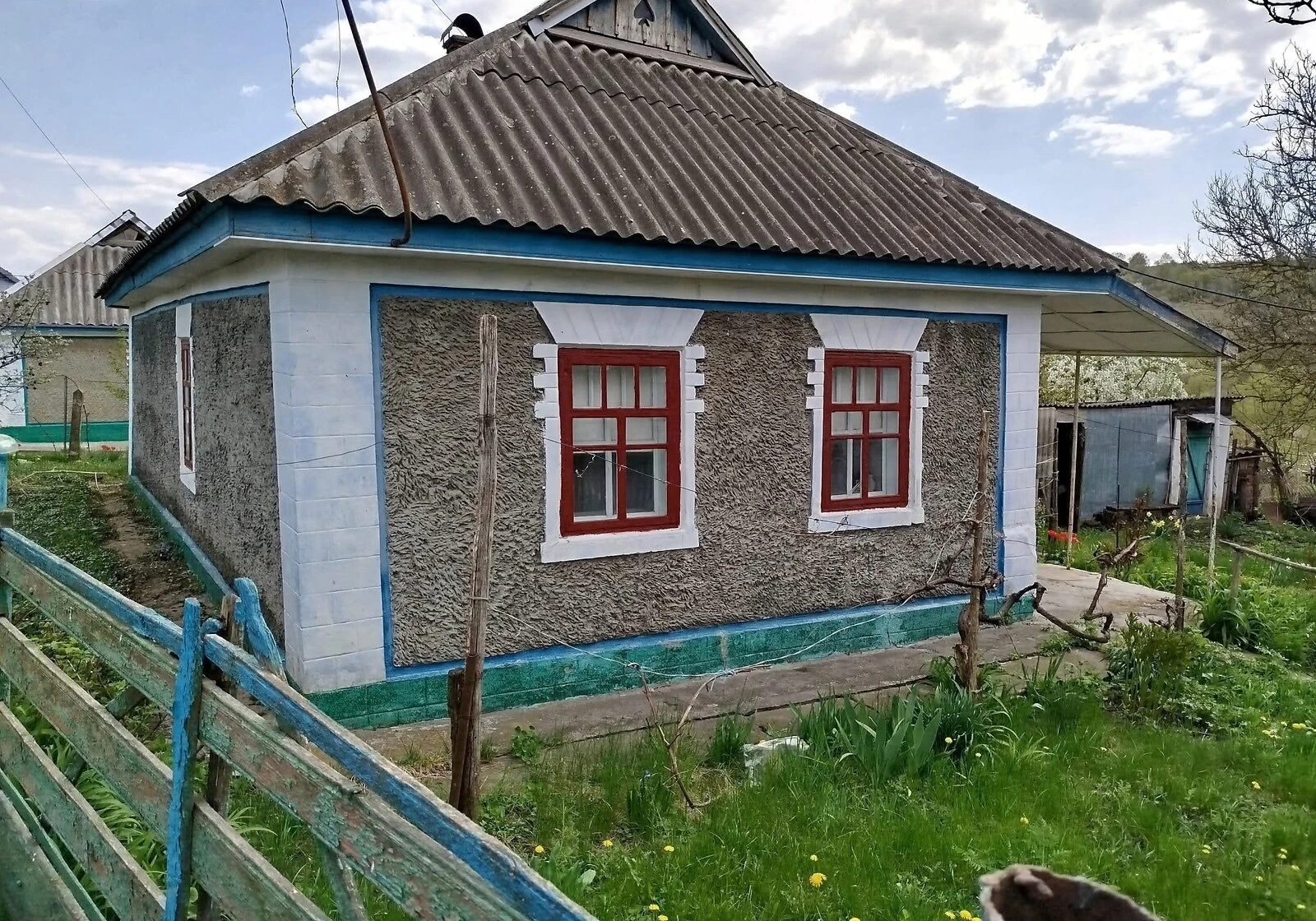 Будинок, Івашків: цегляні стіни, криниця