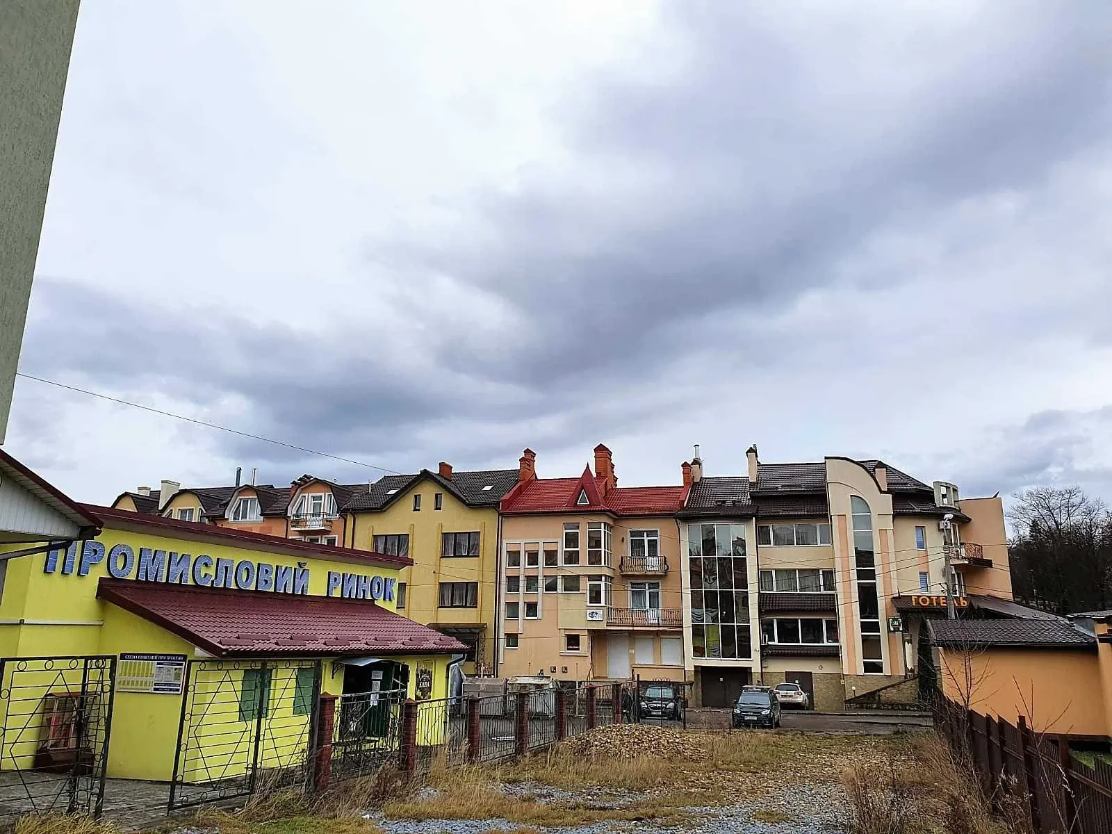 Приміщення у центрі Трускавця: фасадне, євроремонт, вивіска - фото 1