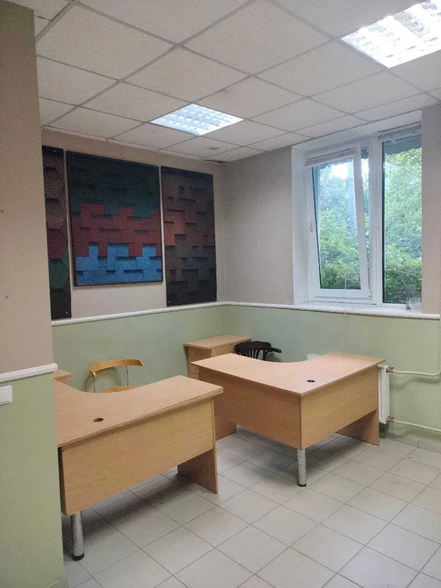 Офіс, Осокорки: біля метро Славутич, власний санвузол, вивіска