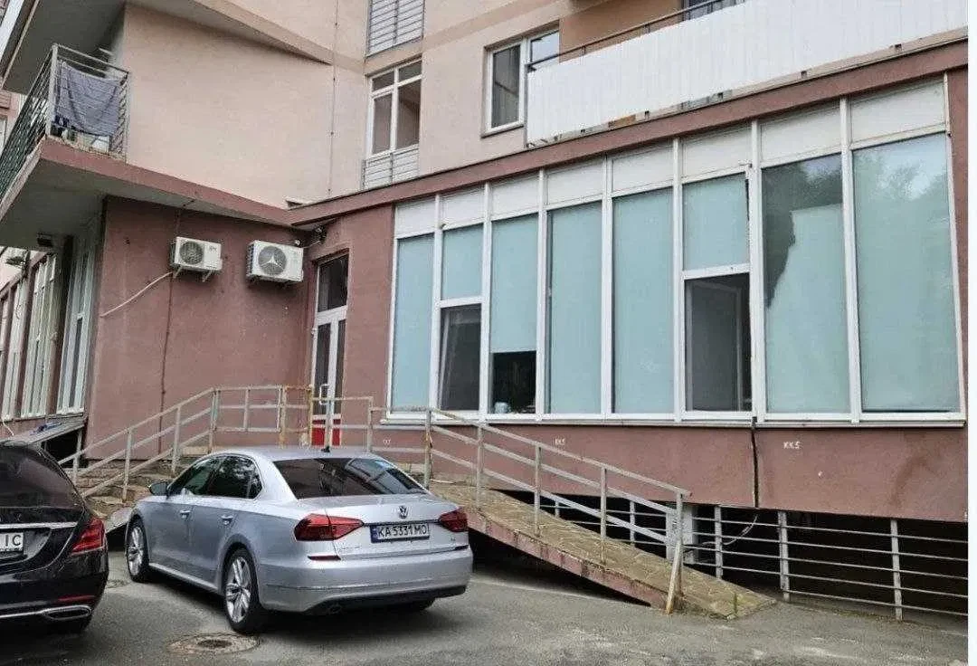 Нежитлове приміщення, Нивки: фасадні вітрини, 2 входи - фото 2