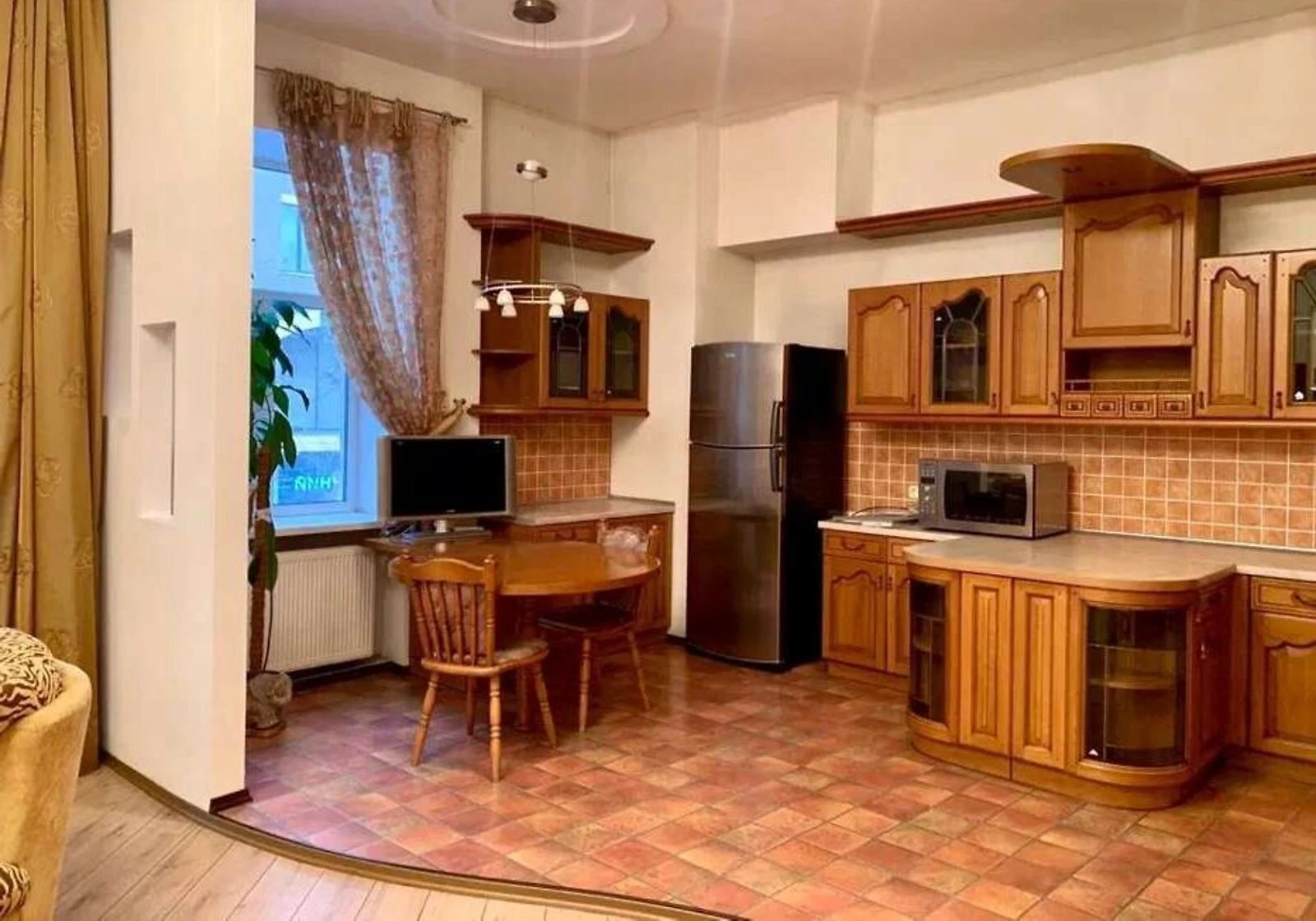 4-кімнатна квартира, Центр: внутрішній двір - фото 1