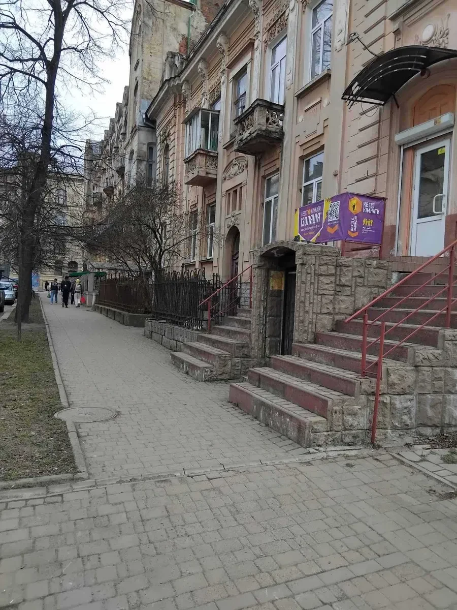 Приміщення у центрі міста: фасадне, тераса, 3 вікна - фото 3