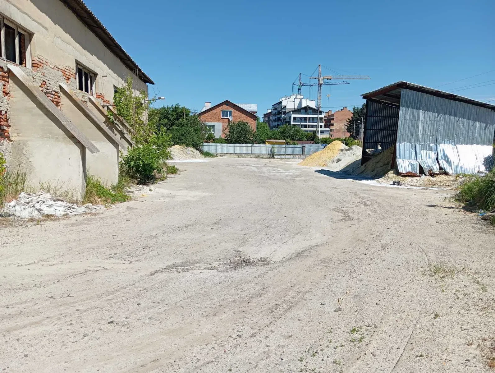 Комплекс нежилых зданий, Винники: выезд на М-06, огражденная территория