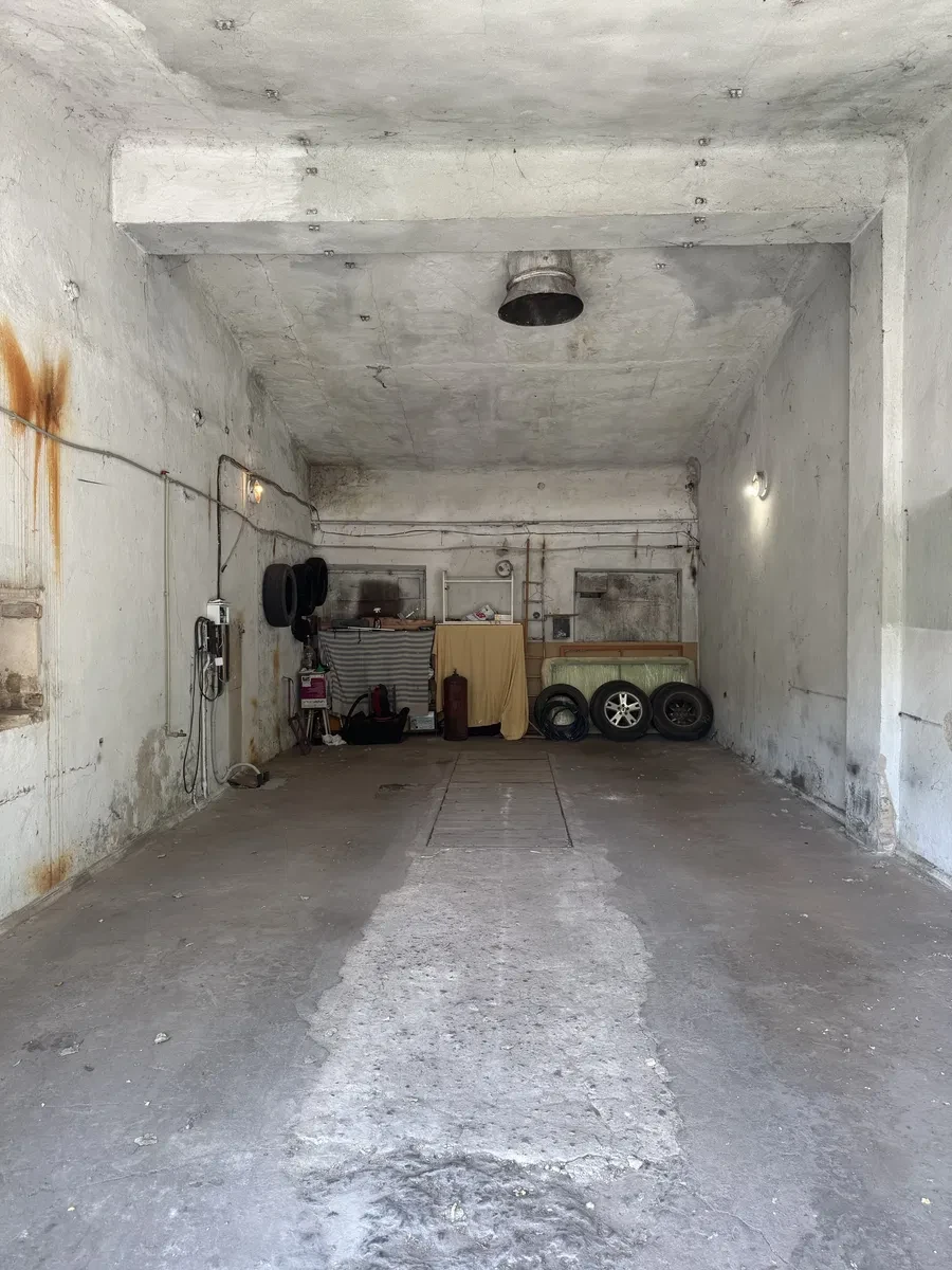 Гараж, городок Казка: два авто, во дворе, фото 1