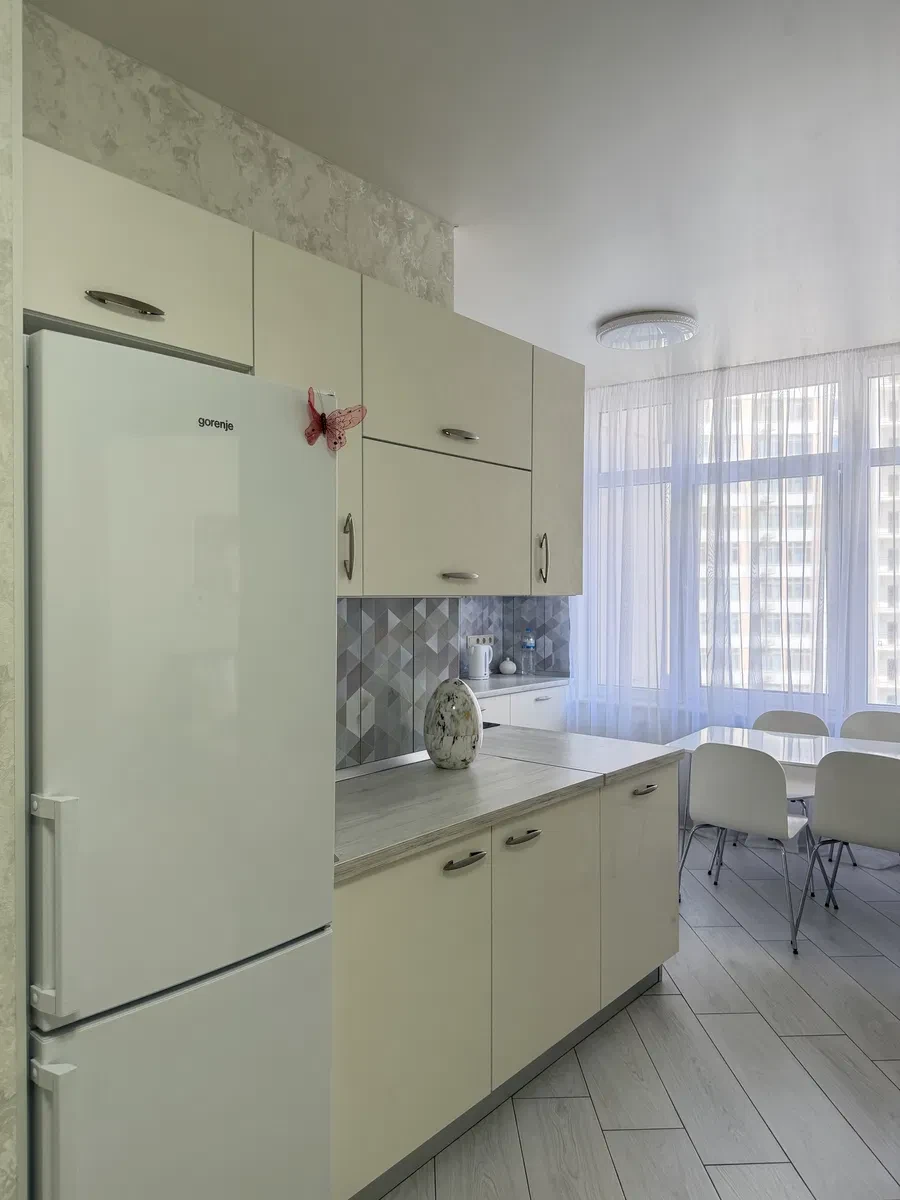 2-кімнатна квартира, Приморський: вид на фонтан у дворі, фото 5
