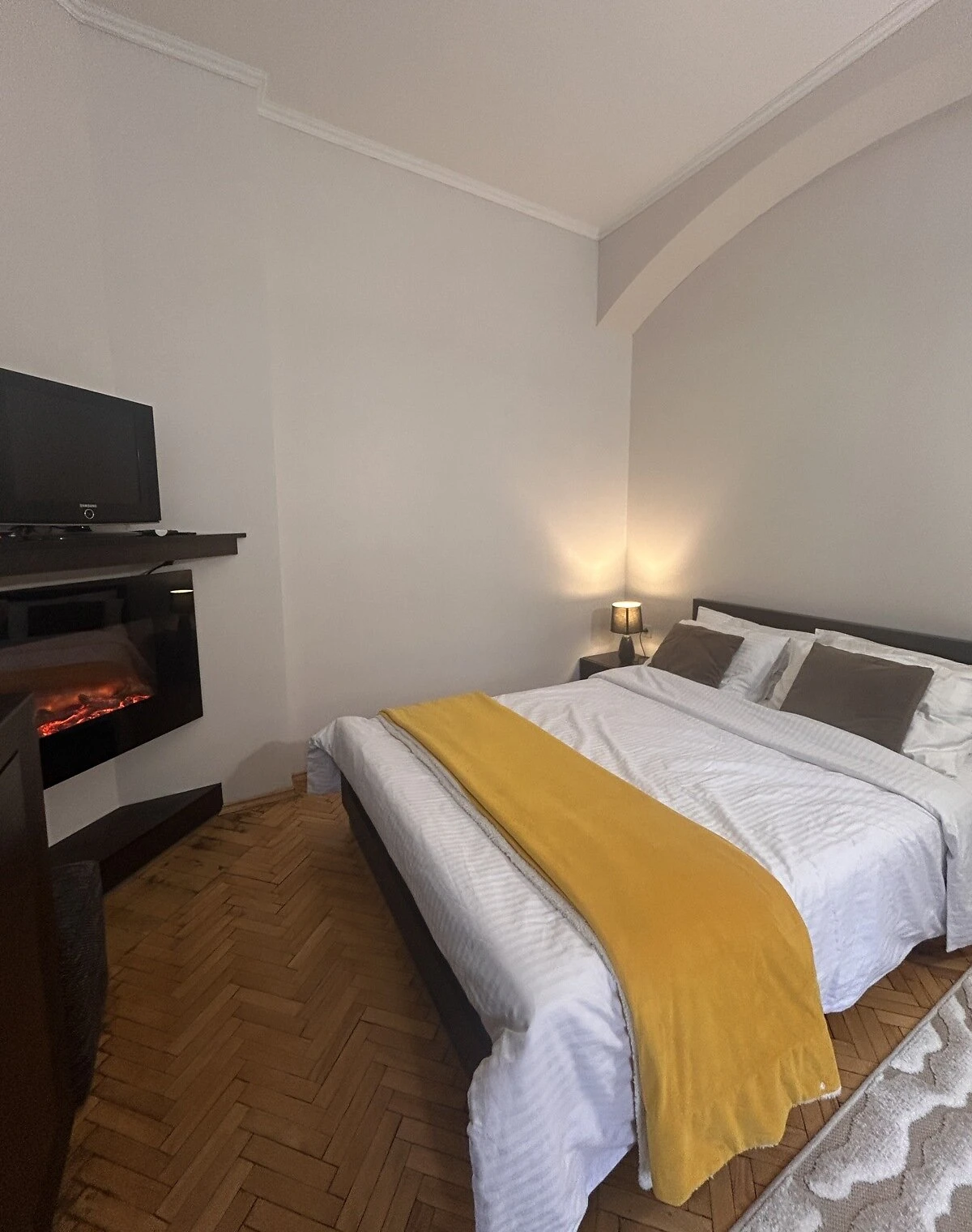 1-кімнатна квартира, Площа Ринок: дизайнерський ремонт, камін - фото 1