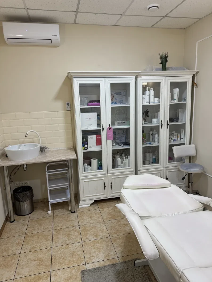 Кабінет, Оболонський: у діючому салоні краси, кондиціонер, фото 3