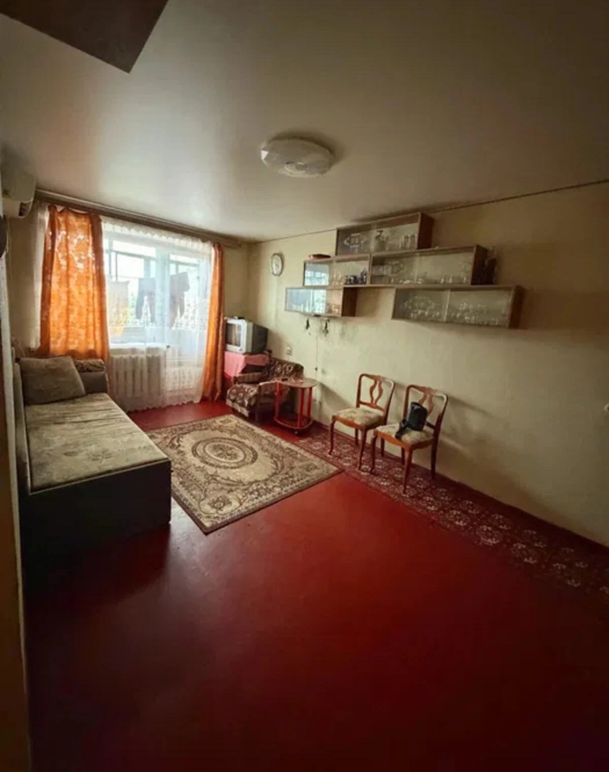 1-кімнатна квартира, Київський: цегляні стіни, балкон - фото 1