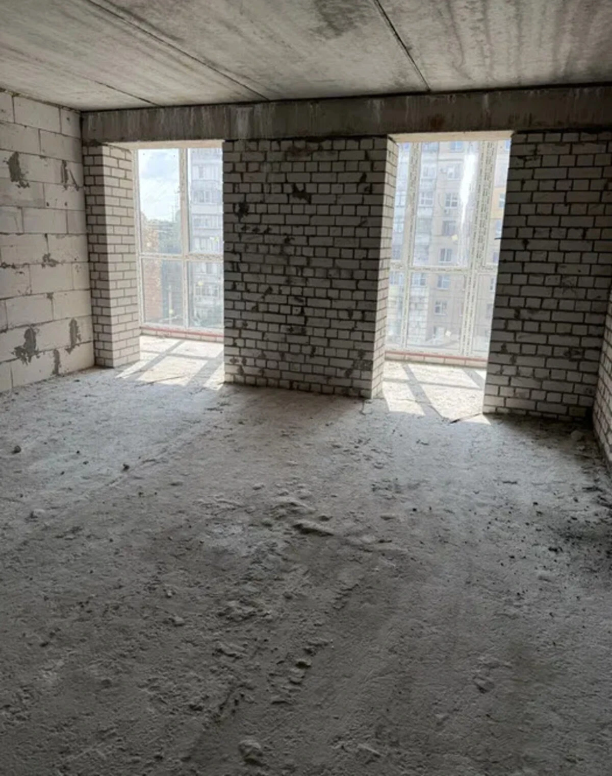 5-кімнатна квартира, Самар: кухня 20 м², цегляні стіни, закритий двір - фото 1