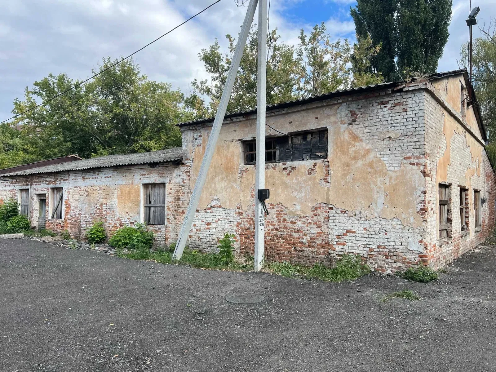 Приміщення, Фабрика: біля парку, електроенергія, ділянка у власності