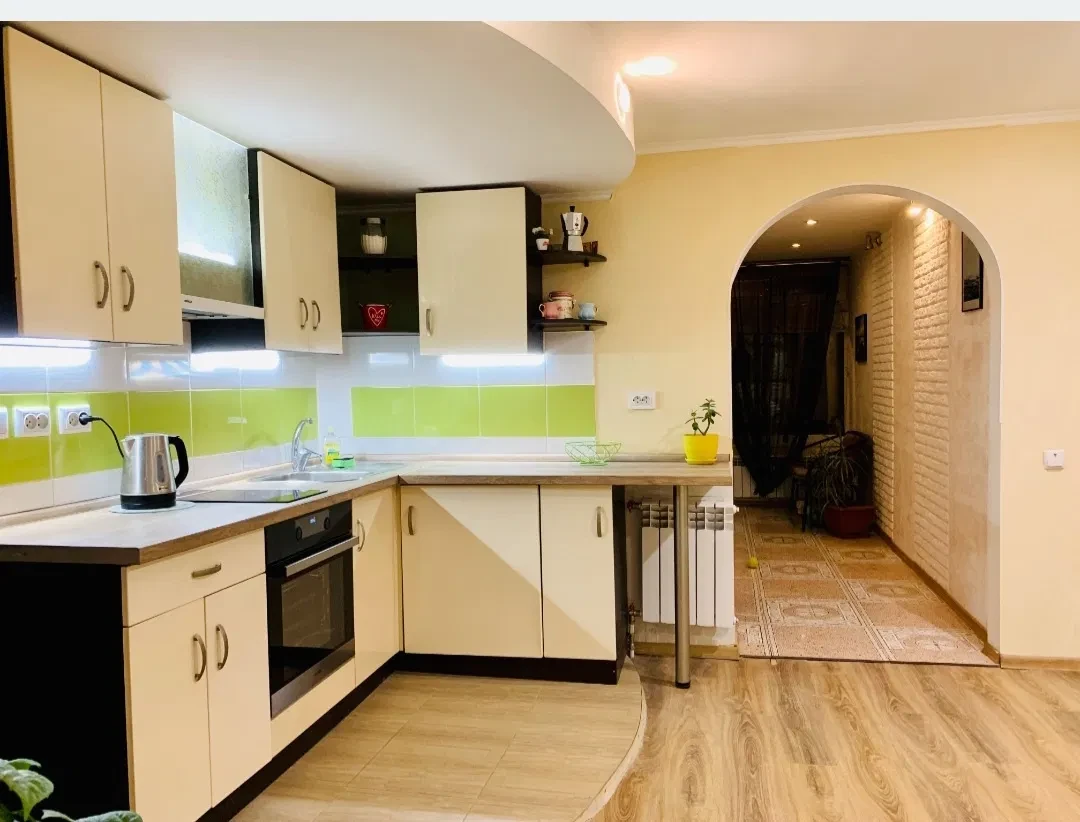 2-кімнатна квартира, Приморський: кухня-студія, паркомісце