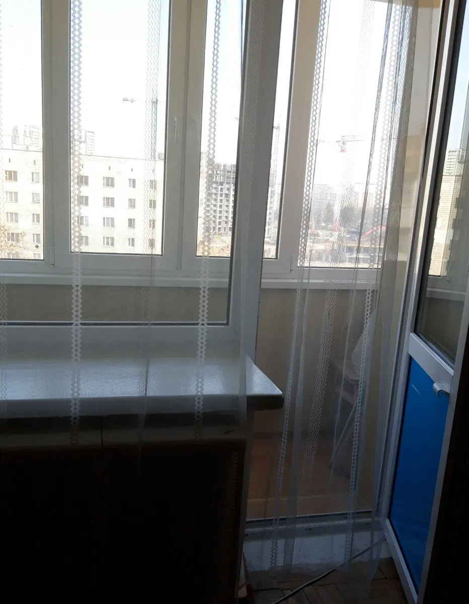 2-кімнатна квартира, Солом'янський: засклений балкон, меблі, фото 3