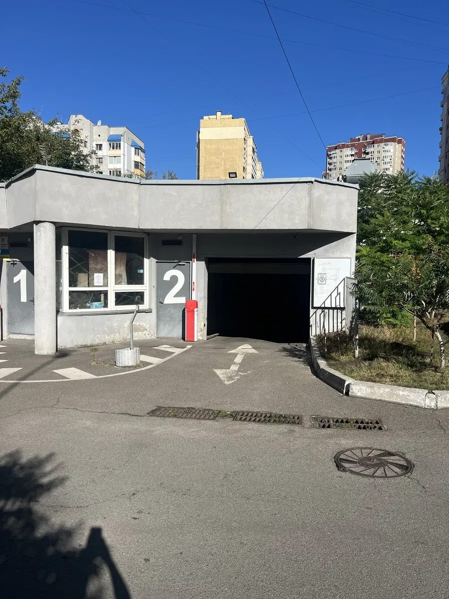 Паркоместо, Дарницкий: бетонное