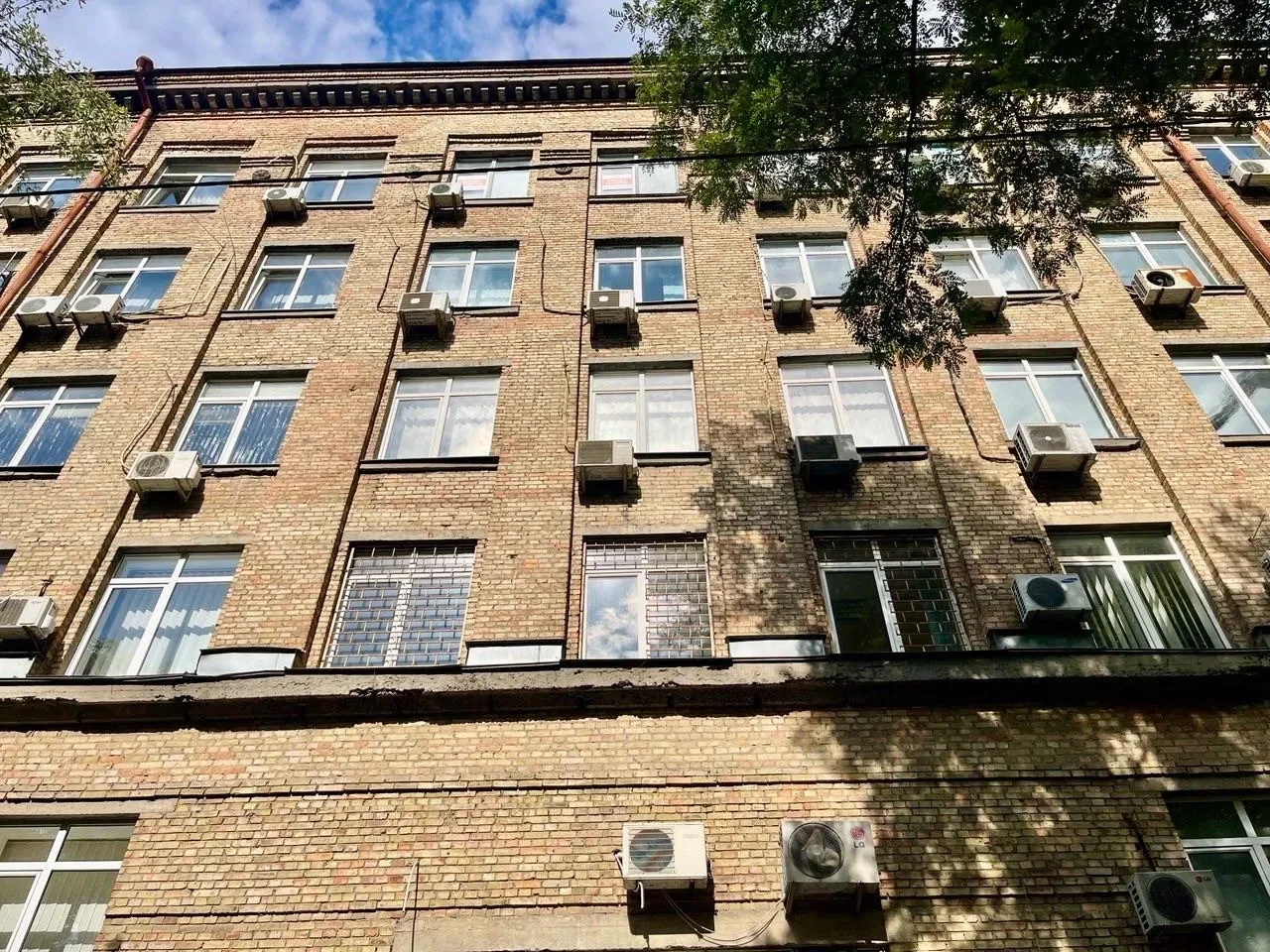 Офіс, Печерський: майданчик на 50 авто, метро Печерська 5 хв - фото 1