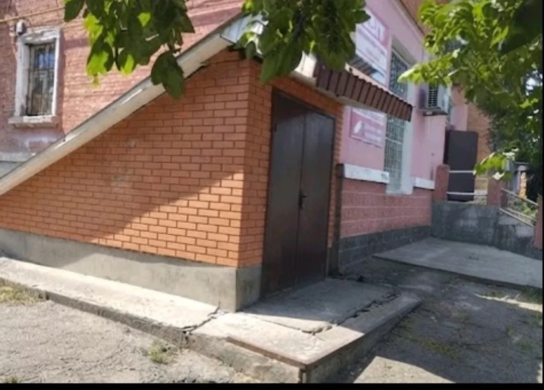 Приміщення, Сміла: напівпідвальне, перша лінія від дороги, фото 4