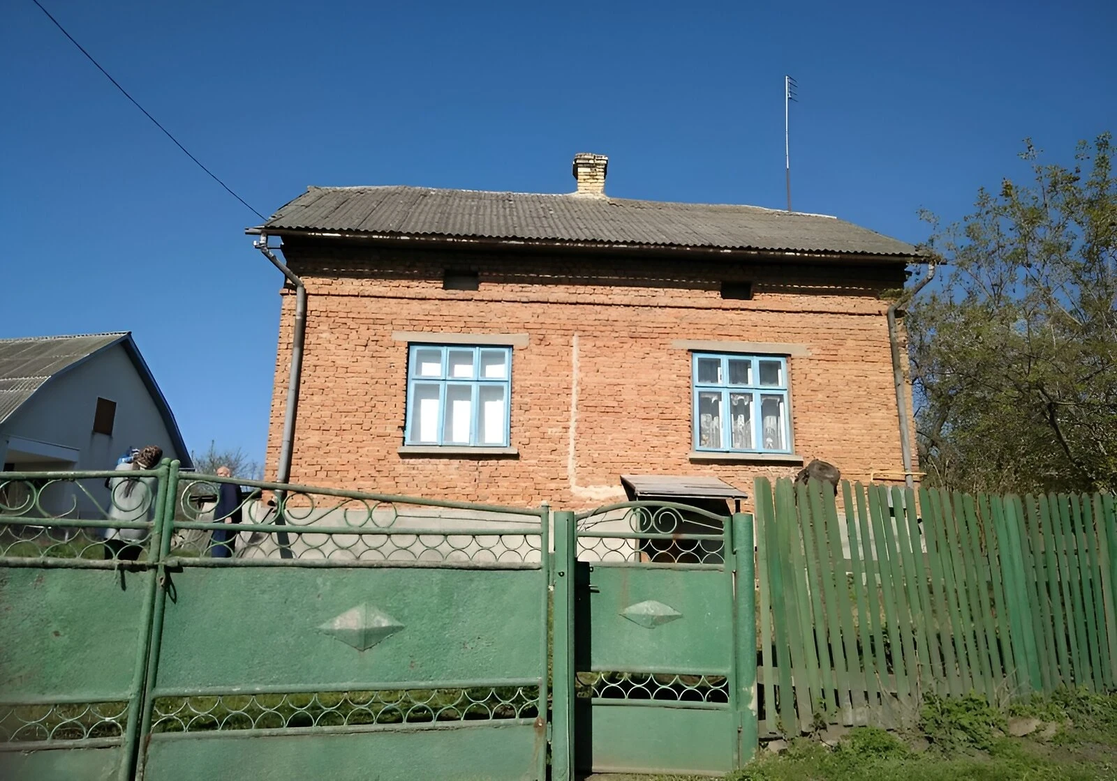 Будинок, Хоростків: цегляні стіни, криниця, господарські будівлі
