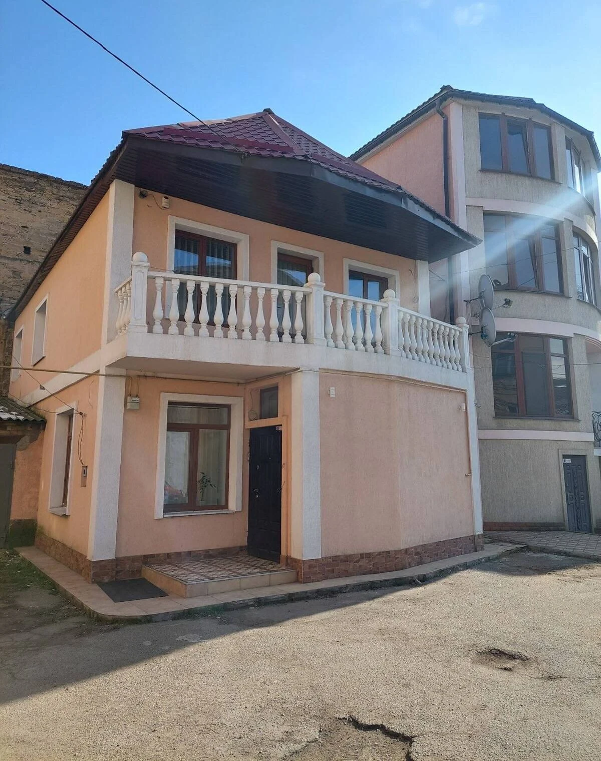 Будинок, Приморський: цегляні стіни, 4 кімнати, 2 поверхи - фото 1