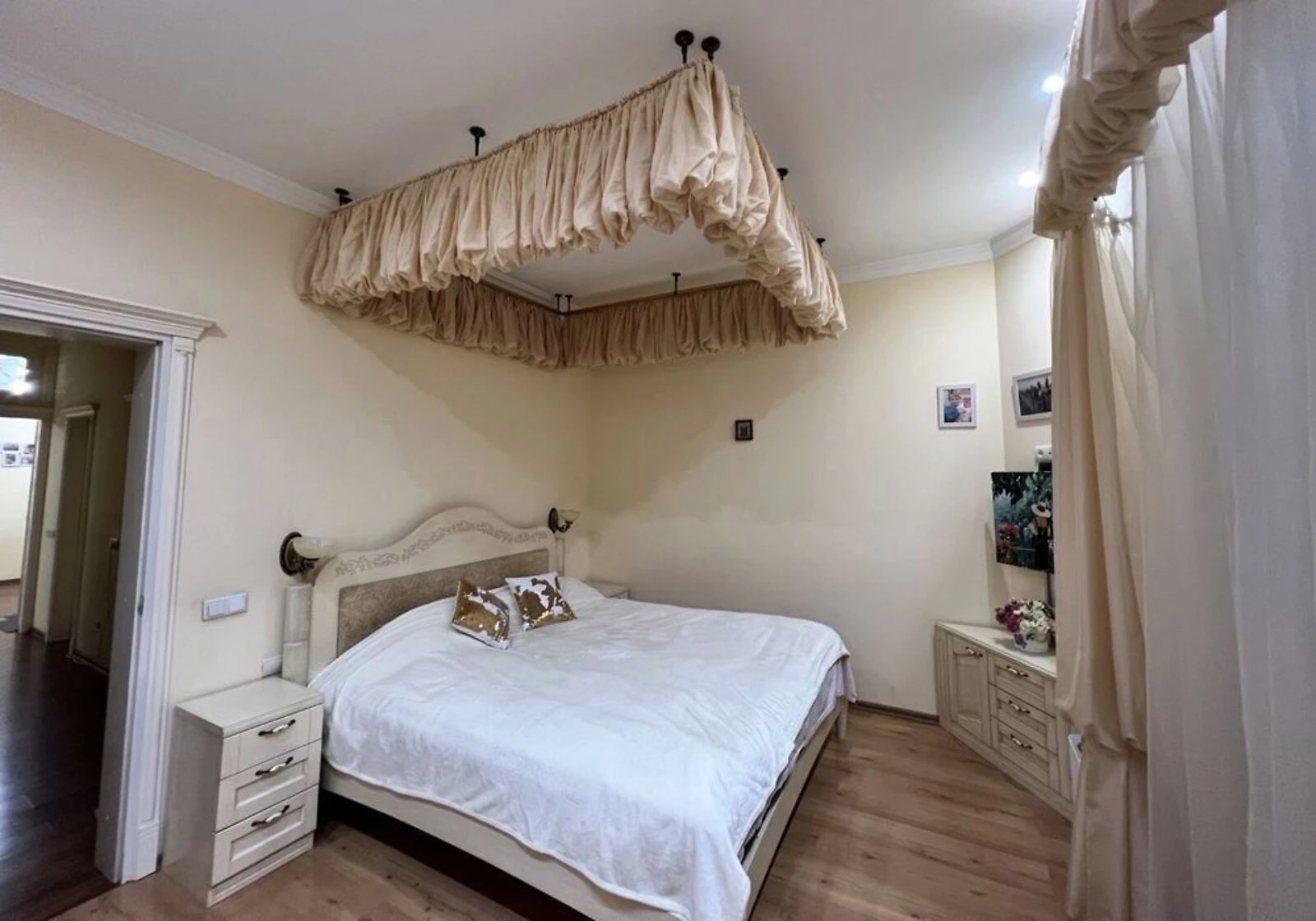 3-комнатная квартира, Нагорный: кухня 20 м², внутренний двор, фото 5