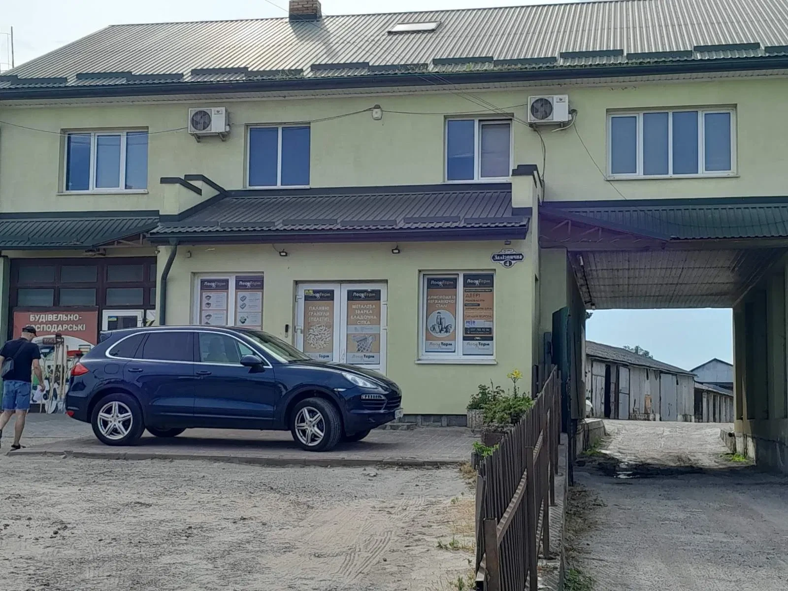 Коммерческий комплекс, Ивано-Франково: офисы 604 м², склады 4386 м²